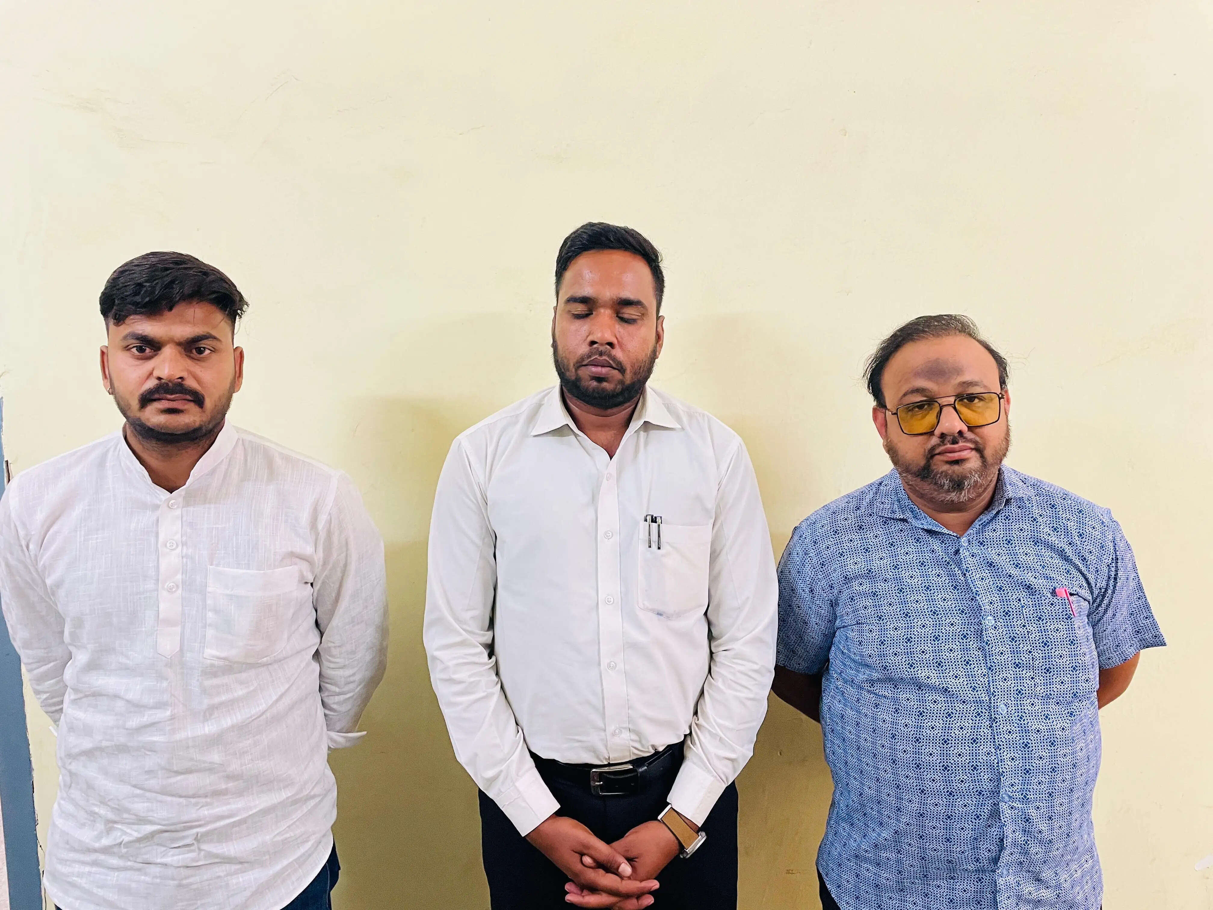 अंतरजातीय विवाह प्रोत्साहन राशि की सौदेबाजी में दो सरकारी कर्मचारी और दलाल गिरफ्तार