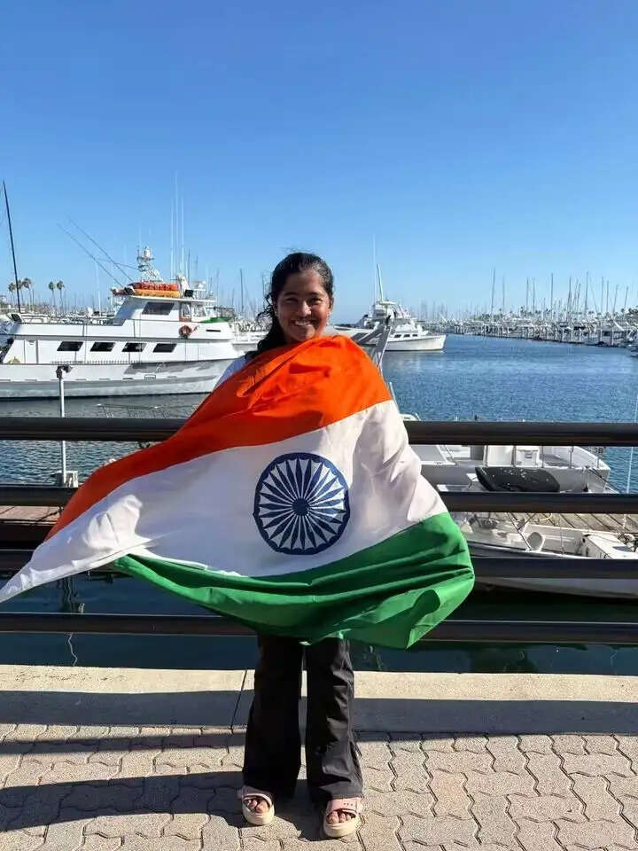 मेदिनीपुर की अफरीन जाबी ने रचा इतिहास, 15 घंटे में तैरकर पार किया कैटालिना चैनल