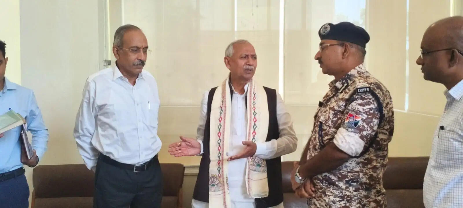 महाराजगंज के सांसद सिग्रीवाल ने रेलवे महाप्रबंधक को दिया 21 सूत्रीय सुझाव-पत्र