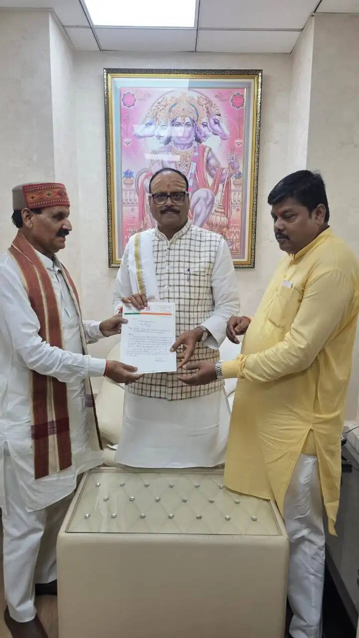 महिला चिकित्सालय की मांग को लेकर उपमुख्यमंत्री को सौंपा ज्ञापन
