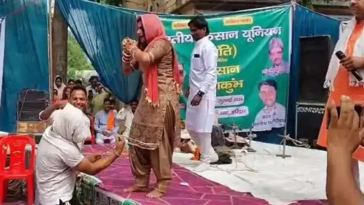 धर्म नगरी में किसान यूनियन के सम्मेलन में चल रहा था भद्दा डांस, विरोध पर पुलिस ने रुकवाया