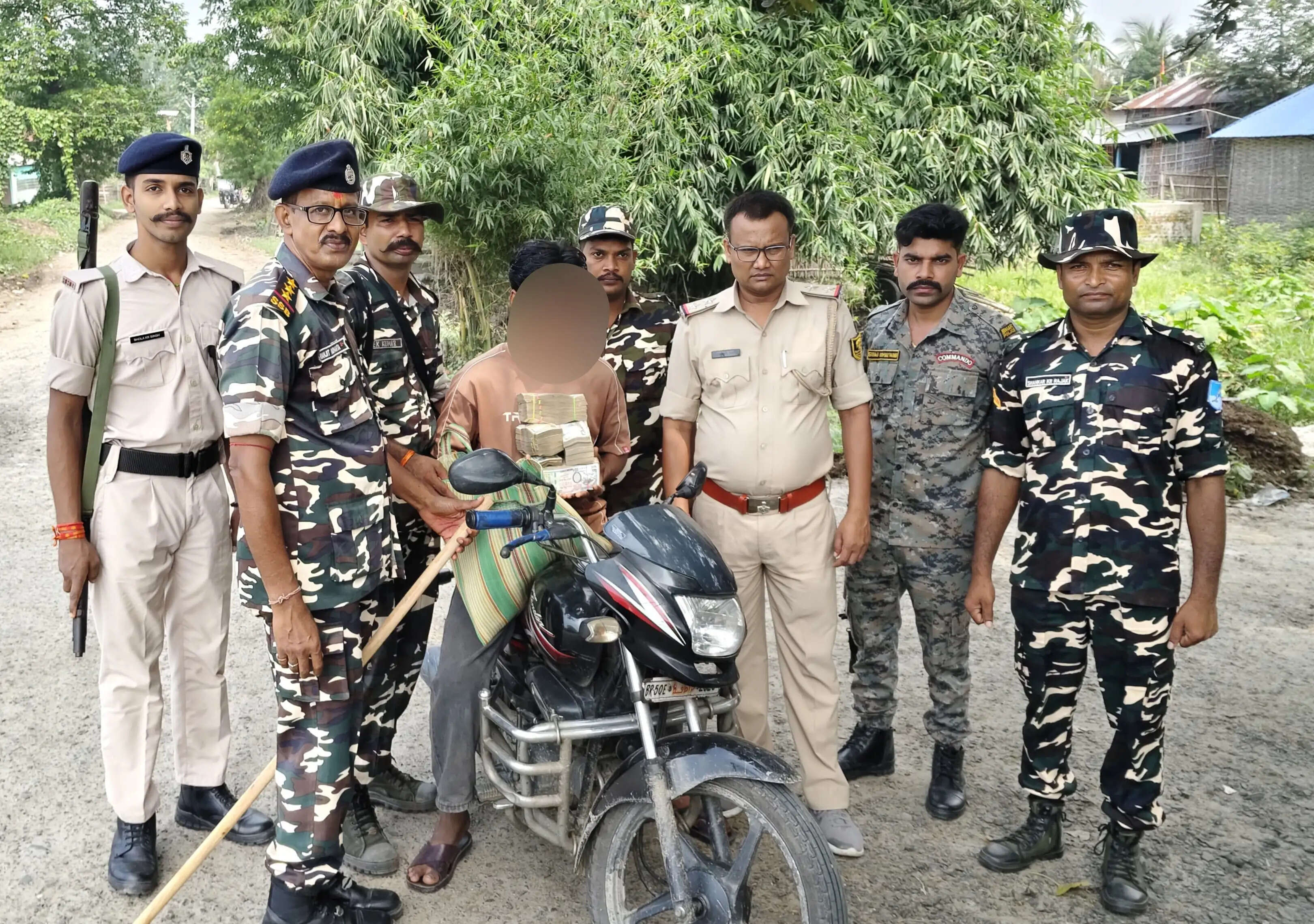 16 लाख नेपाली रुपये के साथ एक तस्कर गिरफ्तार