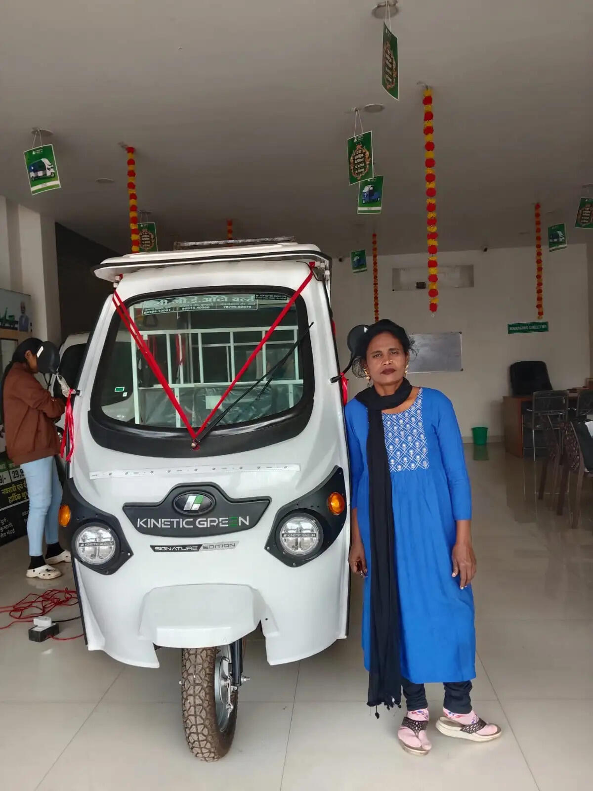 दिव्यांगता भी नहीं रोक सकी हौसला, सायरा बानो ई-रिक्शा चलाकर बनीं आत्मनिर्भरता की मिसाल