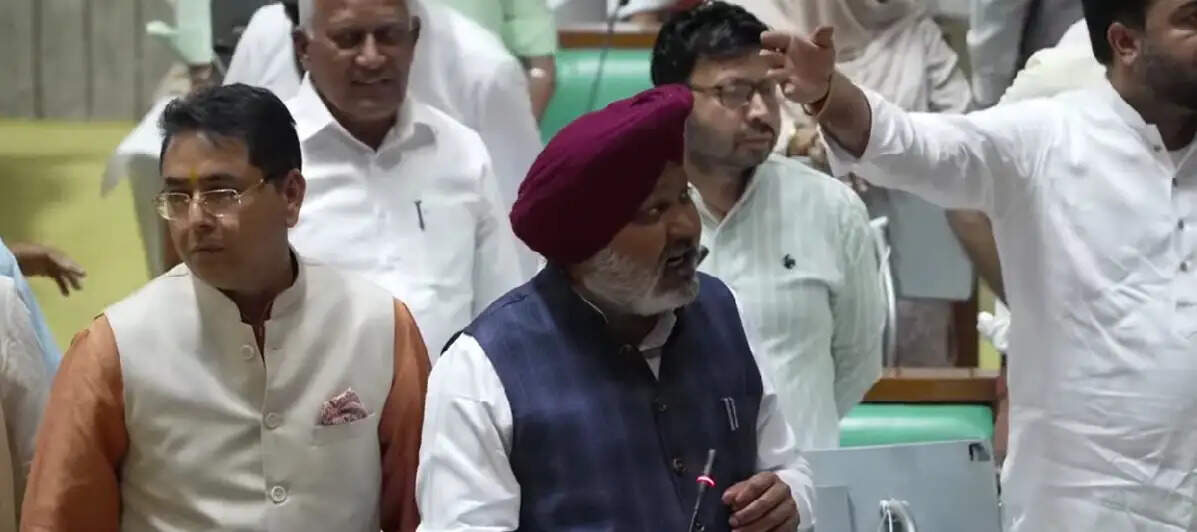 विशेष सत्रों को लेकर पंजाब विधानसभा में हंगामा, नेता प्रतिपक्ष ने जताई आपत्ति