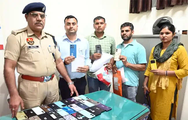 सोनीपत में 40 गुम मोबाइल फोन बरामद कर मालिकों को लौटाए