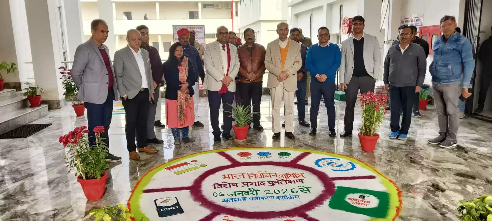 लोकतंत्र की मजबूती में युवाओं की भूमिका अहम : डीएम