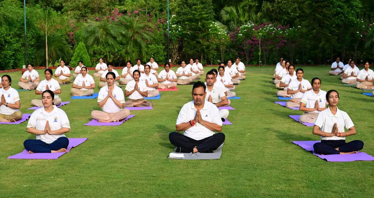 योग दिवस पर मुख्यमंत्री का स्वस्थ जीवन का संदेश, मुख्यमंत्री निवास पर किया योगाभ्यास