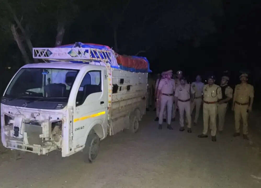 फिरोजाबाद : मुठभेड़ में 15 हजार का इनामी आरोपित गिरफ्तार, गोली लगने से घायल