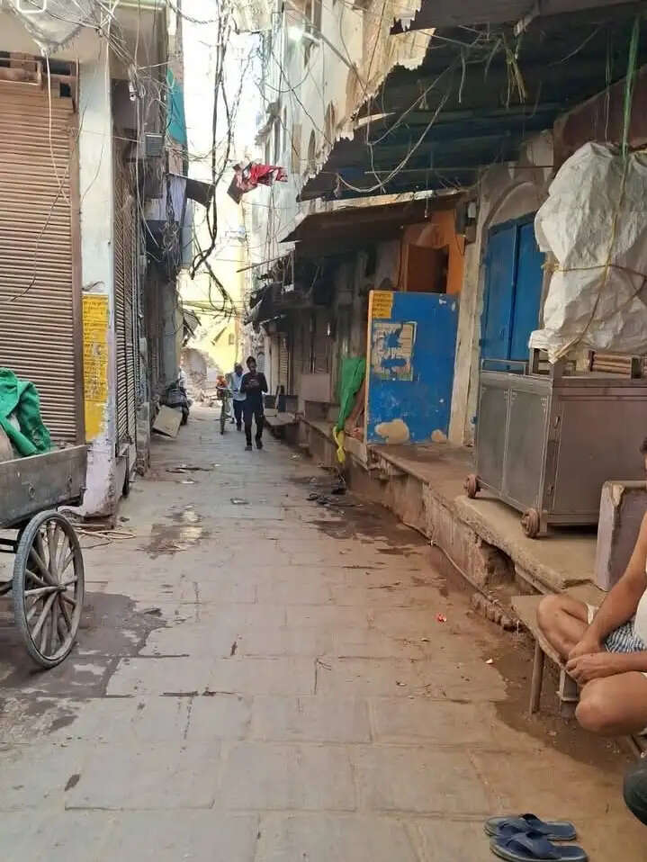 वाराणसी में आदिविशेश्वर की गलियों में चला एक दिन एक मोहल्ला सफाई अभियान
