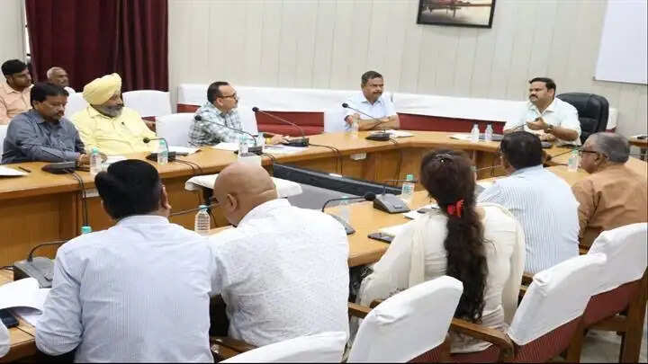 श्रमिकों का कल्याण मध्य प्रदेश के समावेशी और सशक्त विकास की आधारशिला : संभाग आयुक्त