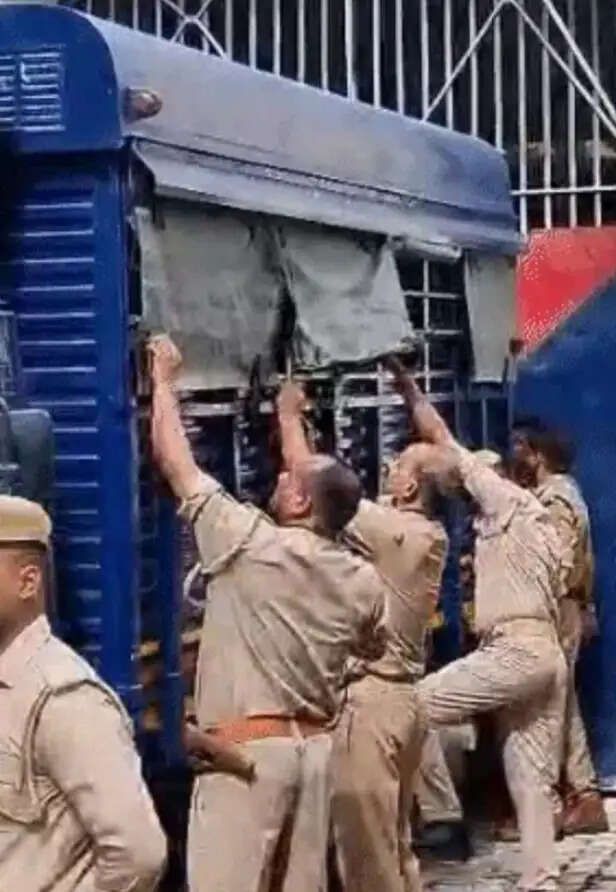 भाई अबान के जनाजे में शामिल होने कड़ी सुरक्षा में झांसी जेल से प्रयागराज के लिए निकला अली