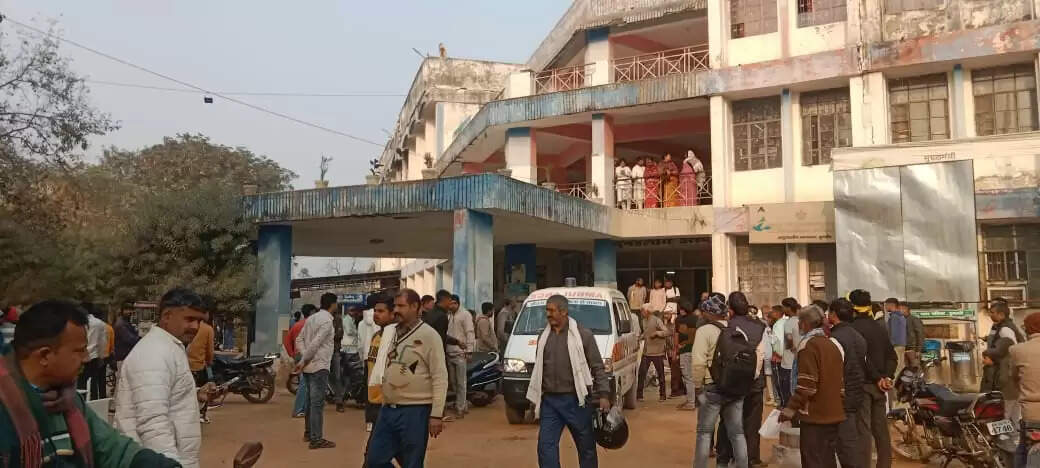 अनुमंडल अस्पताल में एंबुलेंस नहीं मिलने पर बवाल, तोड़फोड़ से मची अफरा-तफरी