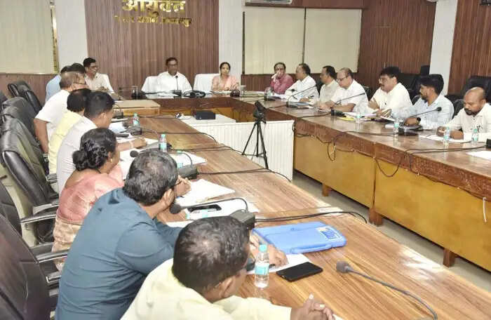 माओवाद मुक्त क्षेत्रों में विकास योजनाओं के सैचुरेशन पर दें विशेष जोर : कमिश्नर