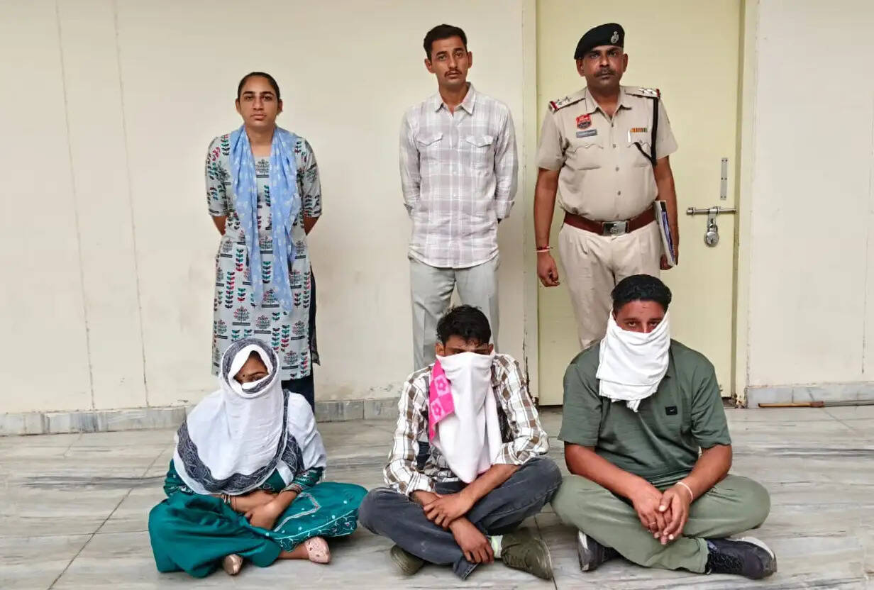 सिरसा: ब्लैकमेल करने वाले दंपती सहित तीन गिरफ्तार