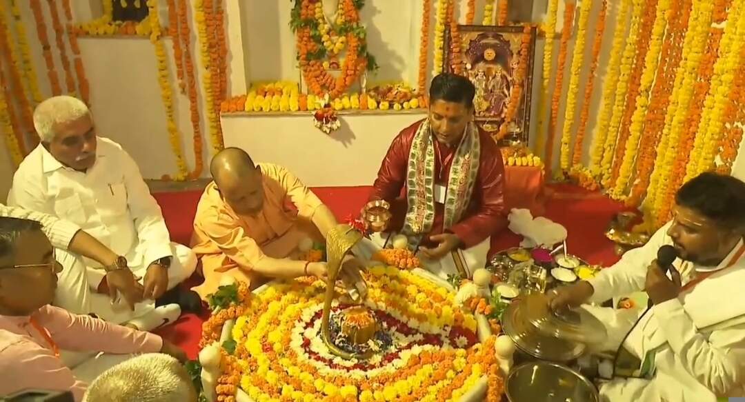 महर्षि वाल्मीकि आश्रम में मुख्यमंत्री योगी ने की पूजा-अर्चना, प्राचीन शिवलिंग और सीता कुटिया के भी किए दर्शन