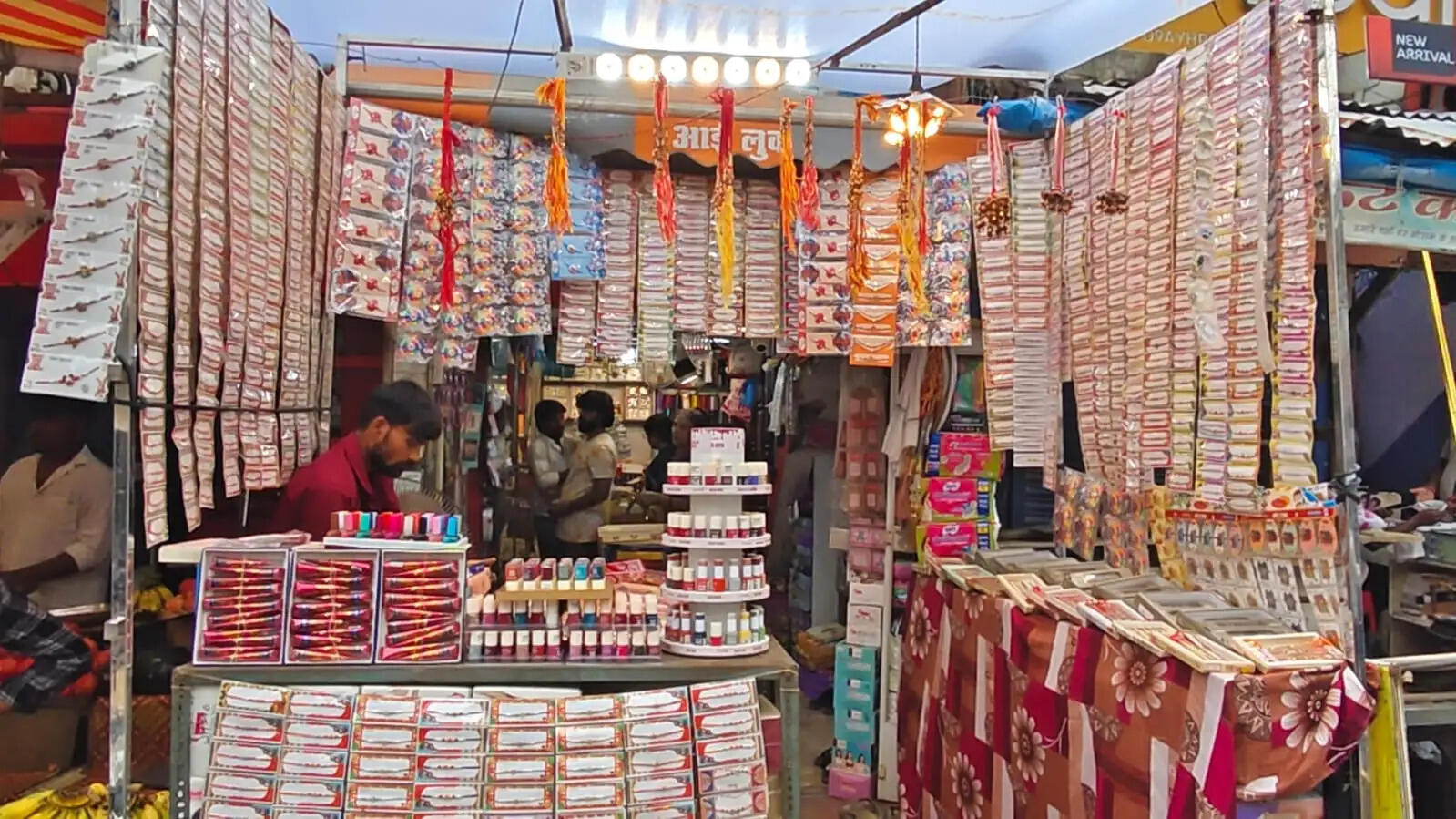 रक्षाबंधन को लेकर बाजारों में बढ़ी रौनक, रंग-बिरंगी राखियों से सजी दुकानें