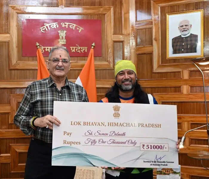 अंतरराष्ट्रीय ख्याति प्राप्त साइक्लिस्ट सोमेन देबनाथ ने राज्यपाल से भेंट की