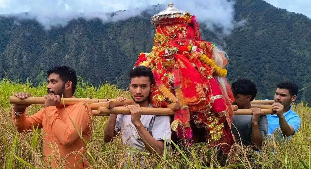 बंड भूमियाल और मां नंदा का मिलन देख छलछलाई भक्तों की आंखें