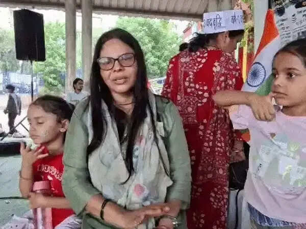 भोपाल में शिक्षक भर्ती अभ्यर्थियों का अनिश्चितकालीन धरना दूसरे दिन भी जारी, बच्चों संग पार्क में गुजारी रात