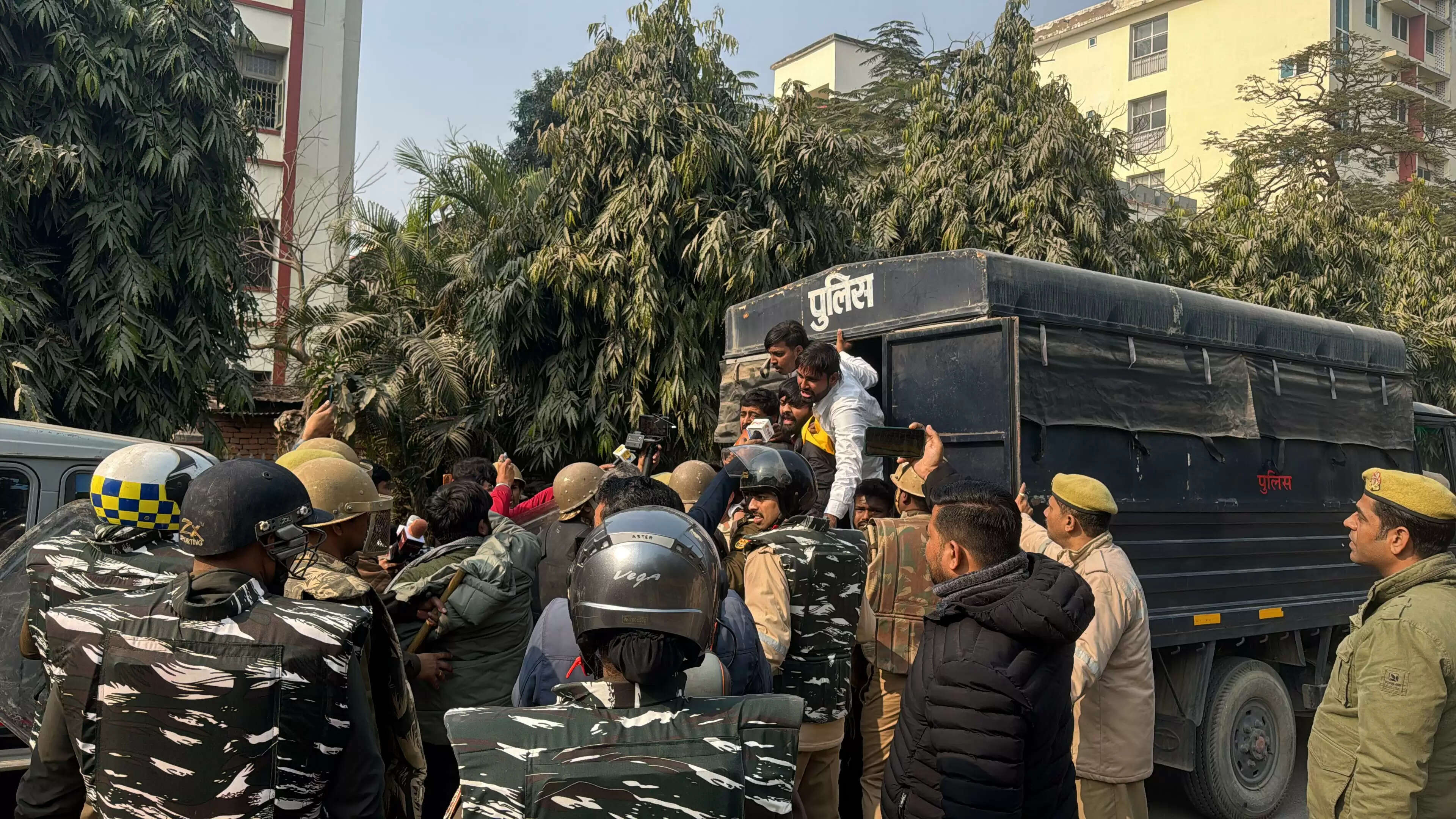 मनरेगा को लेकर कांग्रेस-एनएसयूआई का प्रदर्शन, पुलिस ने रोका मार्च