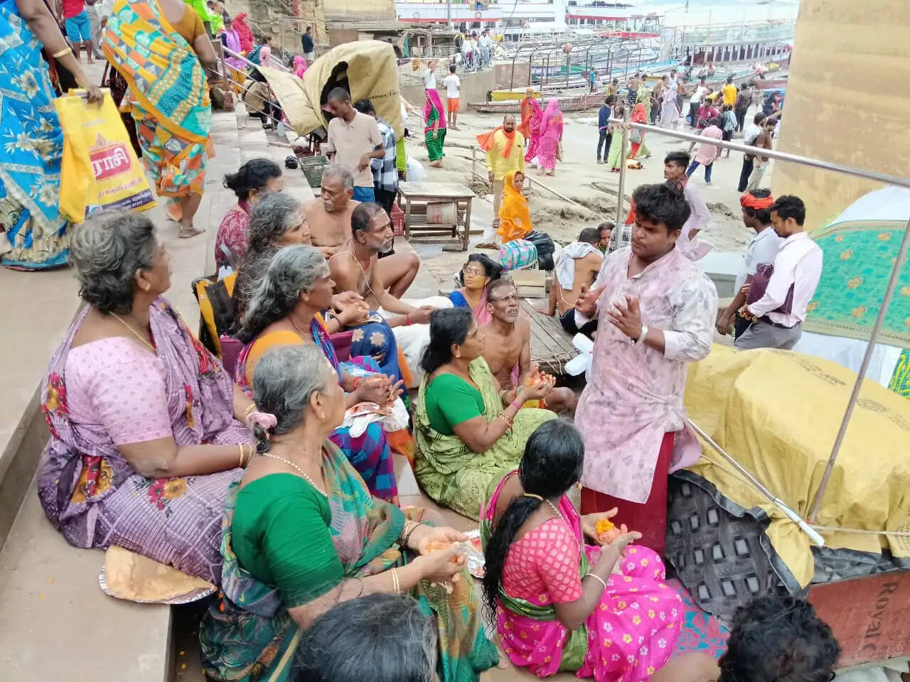 वाराणसी: पितृ पक्ष के पूर्णिमा श्राद्ध तिथि पर गंगा किनारे उमड़े श्रद्धालु, प्रतिपदा श्राद्ध से बढ़ेगी भीड़