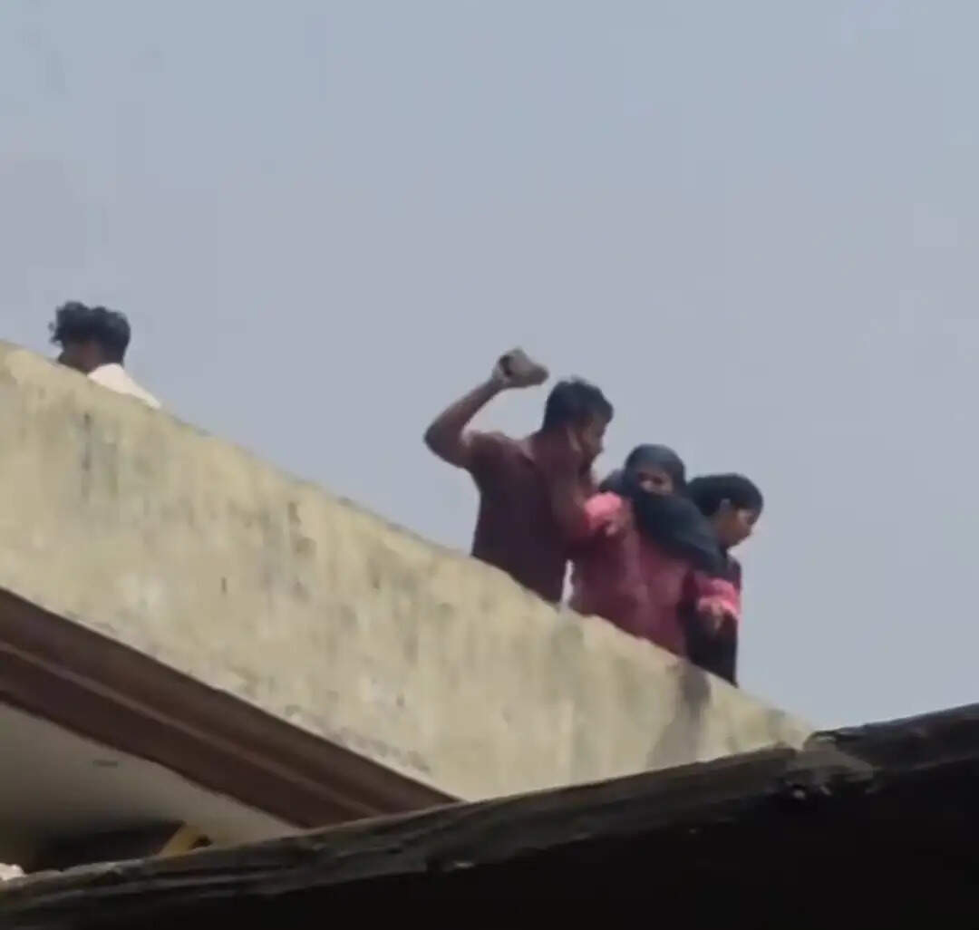 बागपत के मुगलपुरा मोहल्ला में बिजली फॉल्ट को लेकर बवाल, पथराव