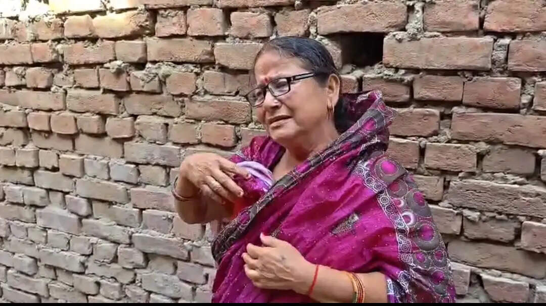 सीवान में पुलिस’ बनकर वृद्ध महिला से लाखों के जेवर उड़ाए