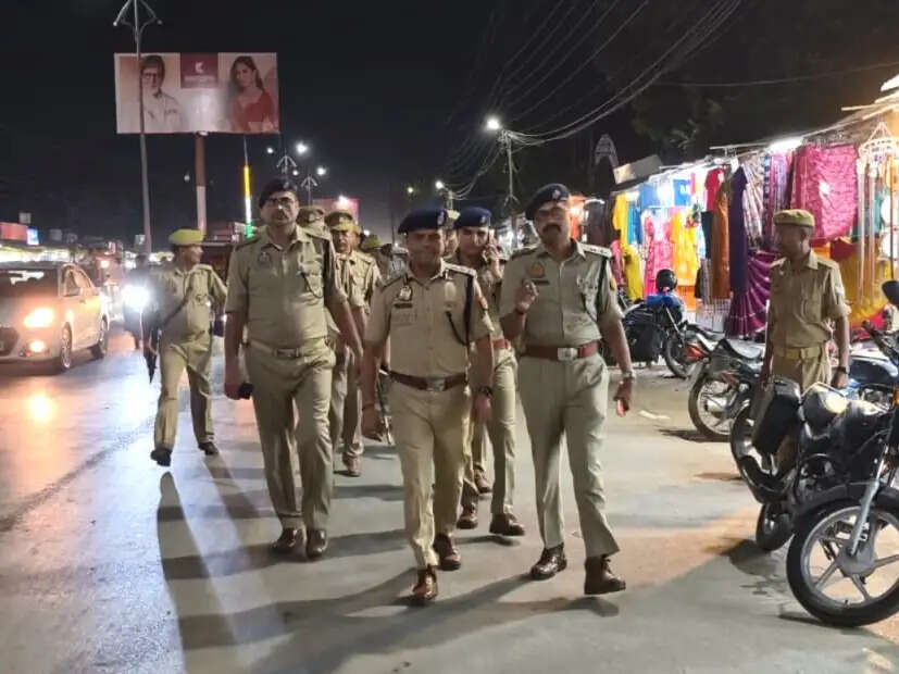 डीआईजी ने किया पैदल गश्त, सुरक्षा व्यवस्था का लिया जायजा