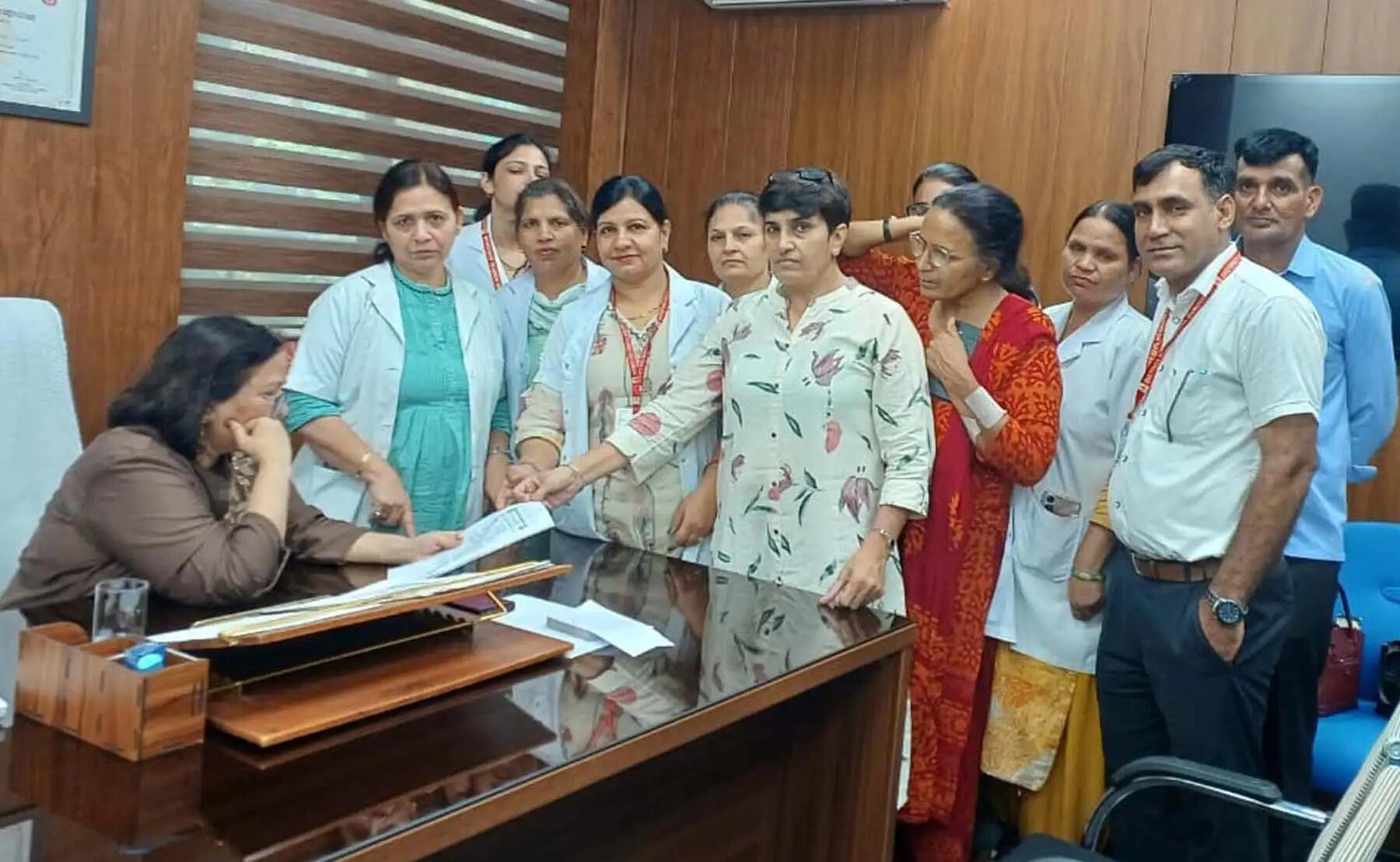 गुरुग्राम: प्रदेश की नर्सिंग ऑफिसर्स महिला आयोग अध्यक्ष की अभद्र टिप्पणी के विरोध में उतरीं