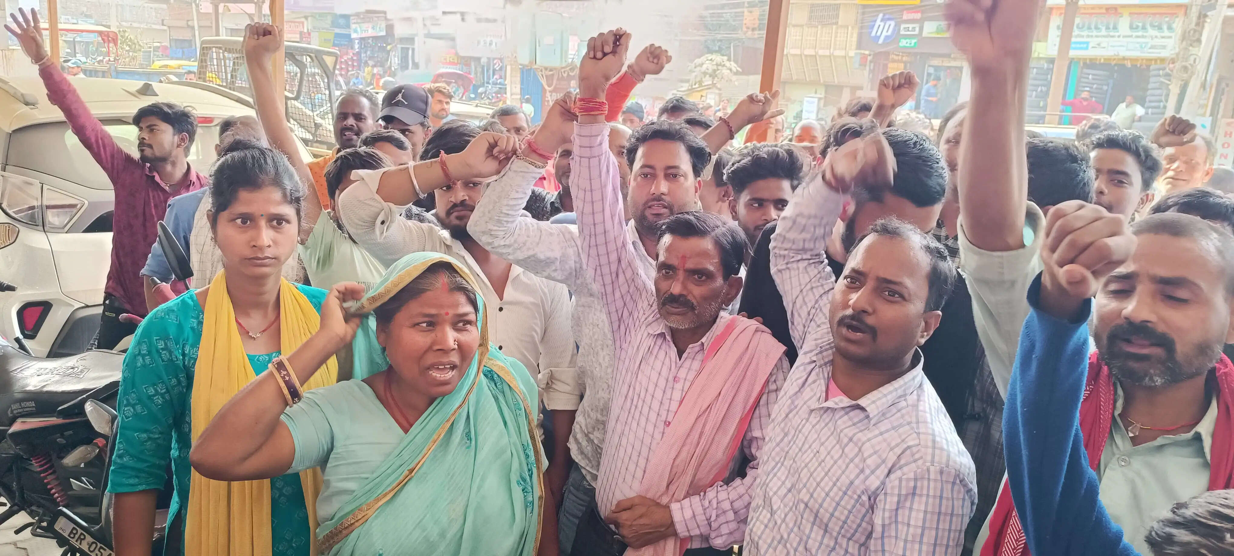 फुटपाथी दूकानदारो ने नगर परिषद कार्यालय पर किया प्रदर्शन