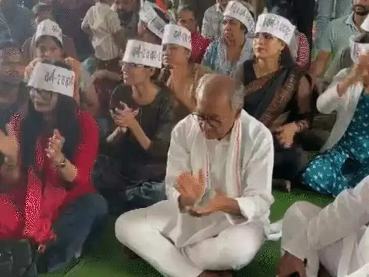 भोपाल: शिक्षक भर्ती को लेकर प्रदर्शन कर रहे अभ्यर्थियों के बीच पहुंचे दिग्विजय सिंह, भूख हड़ताल की दी चेतावनी
