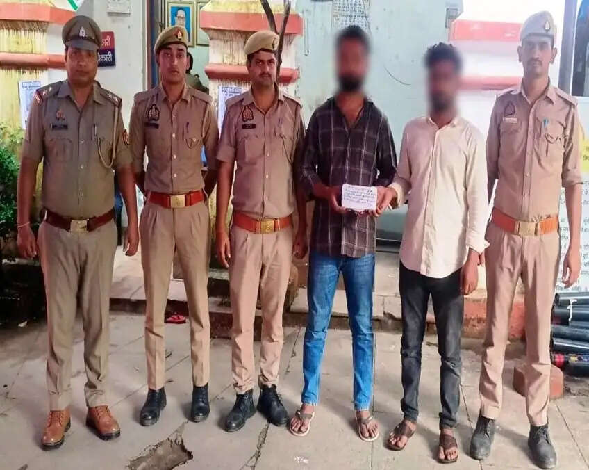एटीएम में प्लास्टिक की पट्टी लगाकर रुपये निकालने वाले दो गिरफ्तार, तीन देशी बम बरामद