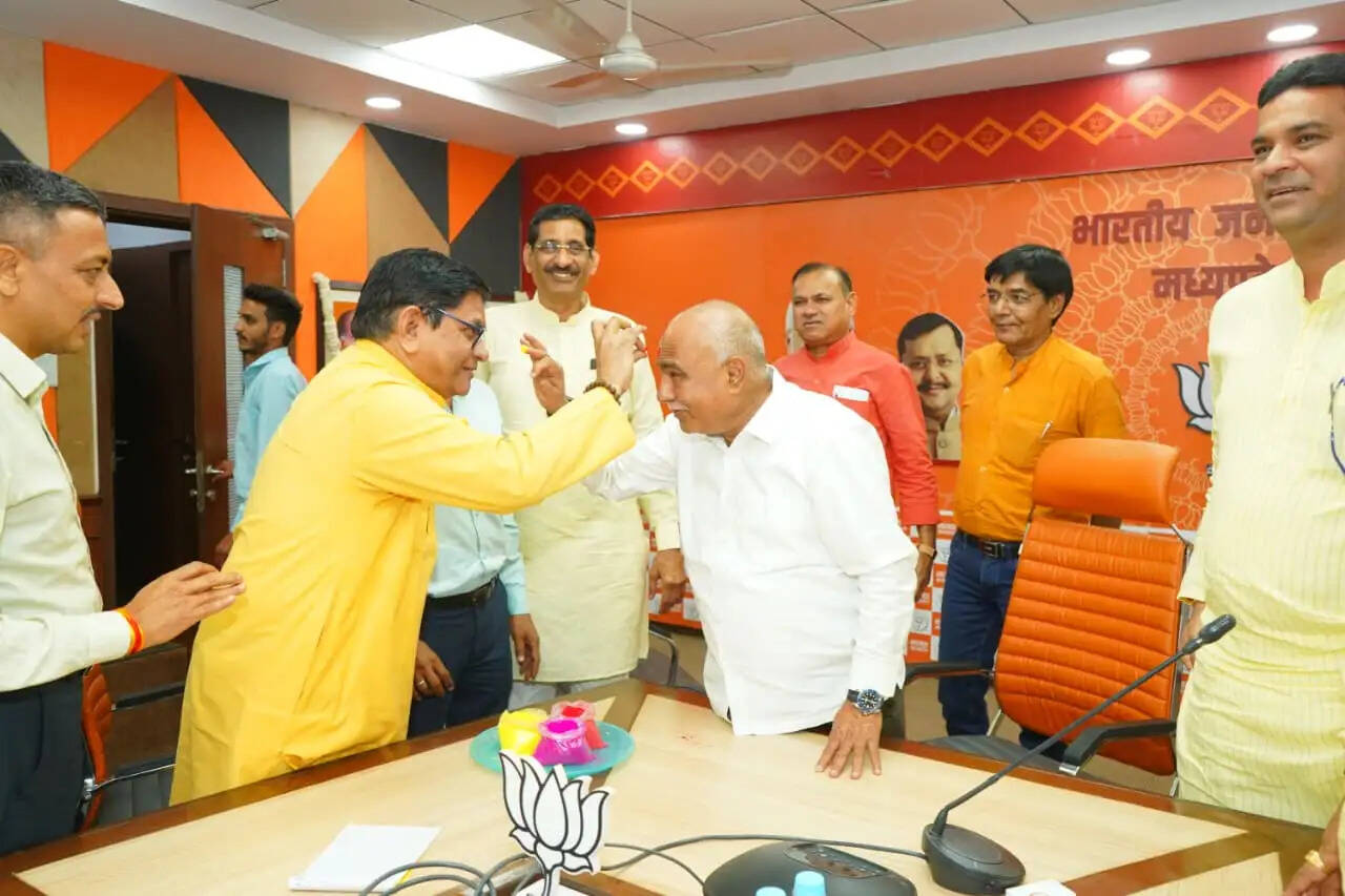 भाजपा प्रदेश अध्यक्ष&nbsp;ने&nbsp;प्रदेश कार्यालय में गुलाल लगाकर दी होली की शुभकामनाएं