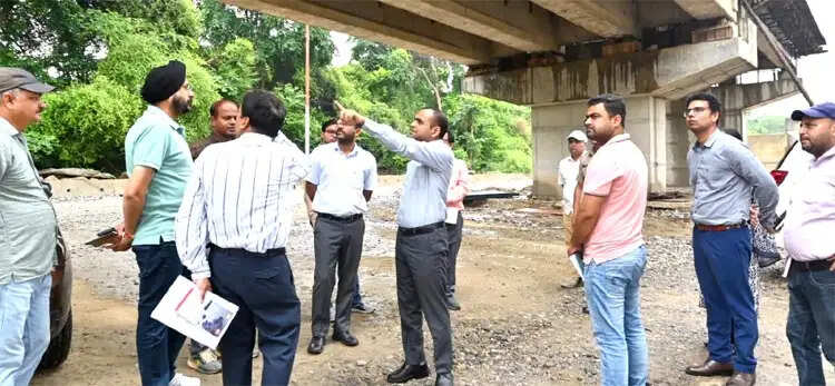 एसआईआर: कोई भी पात्र नागरिक मतदान के अधिकार से वंचित न हो : डीएम