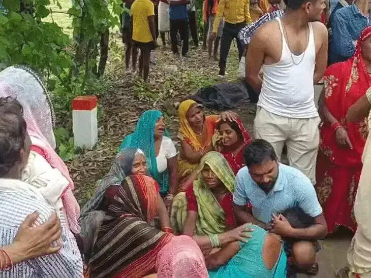 शहडोल: अवैध रेत परिवहन करते ट्रैक्टर ने युवक को कुचला, ग्रामीणों ने आग लगाई