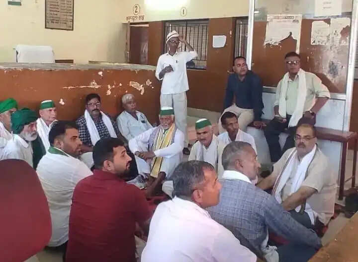 स्टाम्प विक्रेताओं, दस्तावेज लेखकों और अधिवक्ताओं की हड़ताल से कामकाज ठप