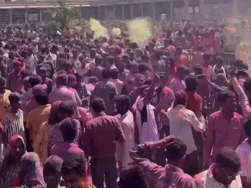 चांदी के रथ पर नगर भ्रमण कर भक्तों संग होली खेले सांवरा सेठ