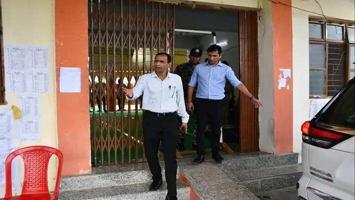 दतिया विधानसभा उपचुनावः प्रेक्षक एवं कलेक्टर ने मतगणना स्थल का किया निरीक्षण
