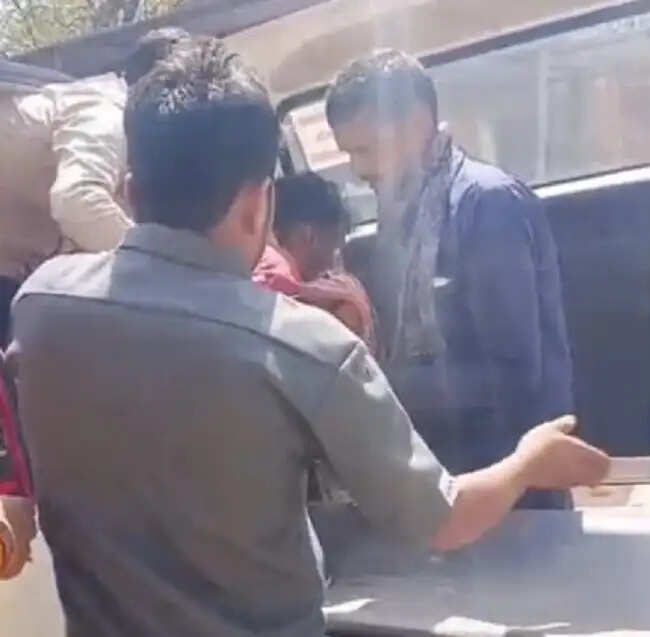 छतरपुरः दो बाइकों की टक्कर में घायल युवकों को डायल-112 जवानों ने पहुँचाया अस्पताल