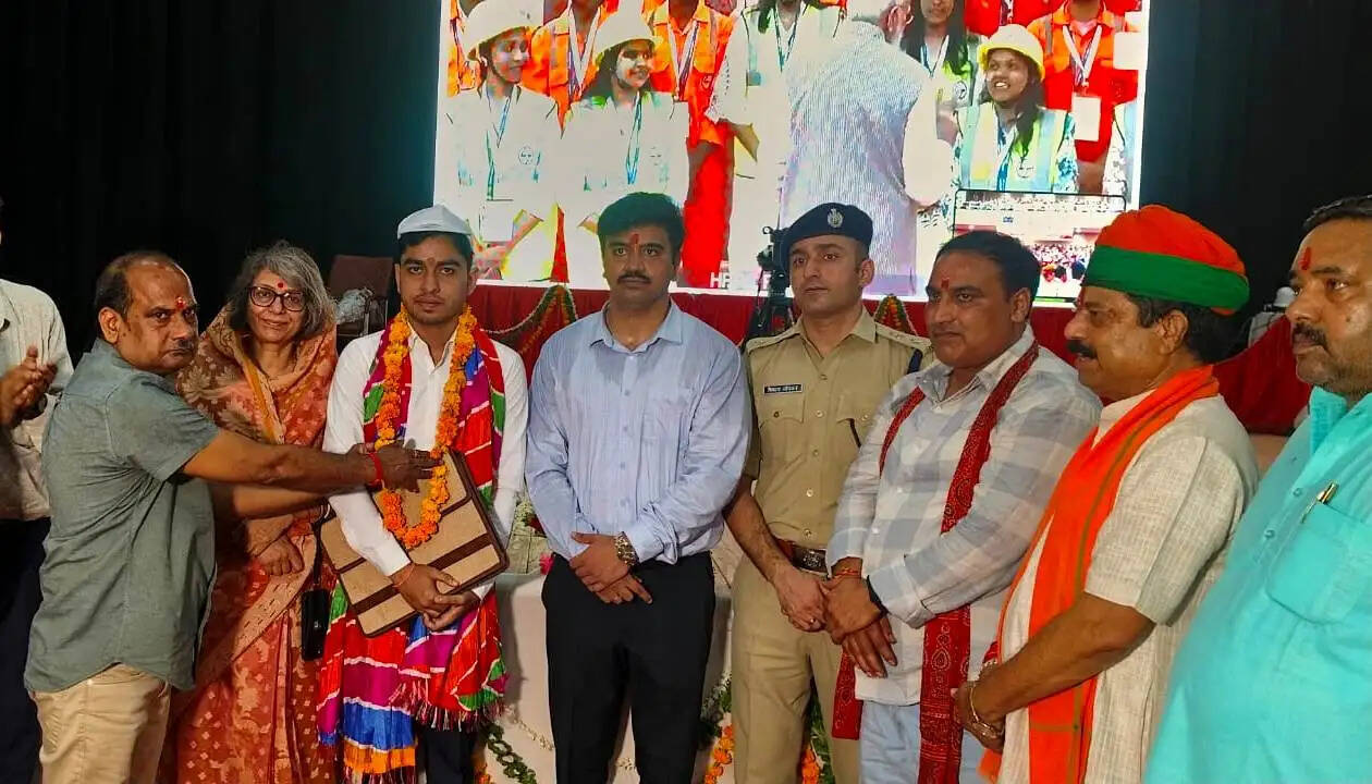 रोजगार उत्सव के तहत धौलपुर में 863 युवाओं को मिले नियुक्ति पत्र