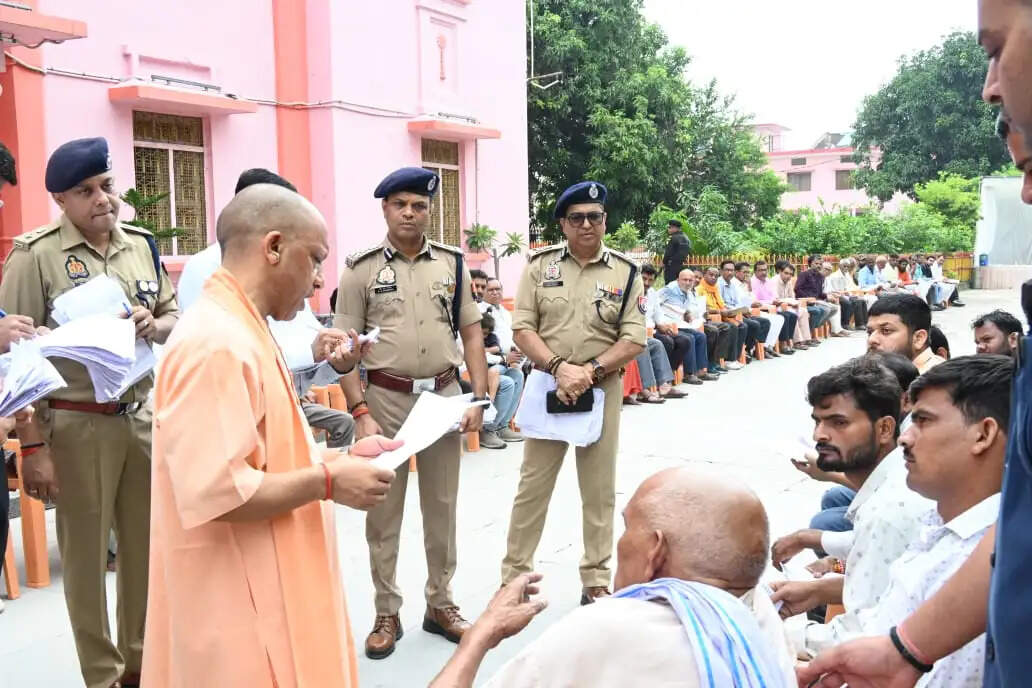 हर जरूरतमंद का आयुष्मान कार्ड बनाया जाए: सीएम योगी