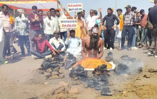 मप्र के भिंड में रोड नहीं तो टोल नहीं आंदोलन शुरू, हाईवे चौड़ीकरण की मांग को लेकर टोल प्लाजा पर हंगामा