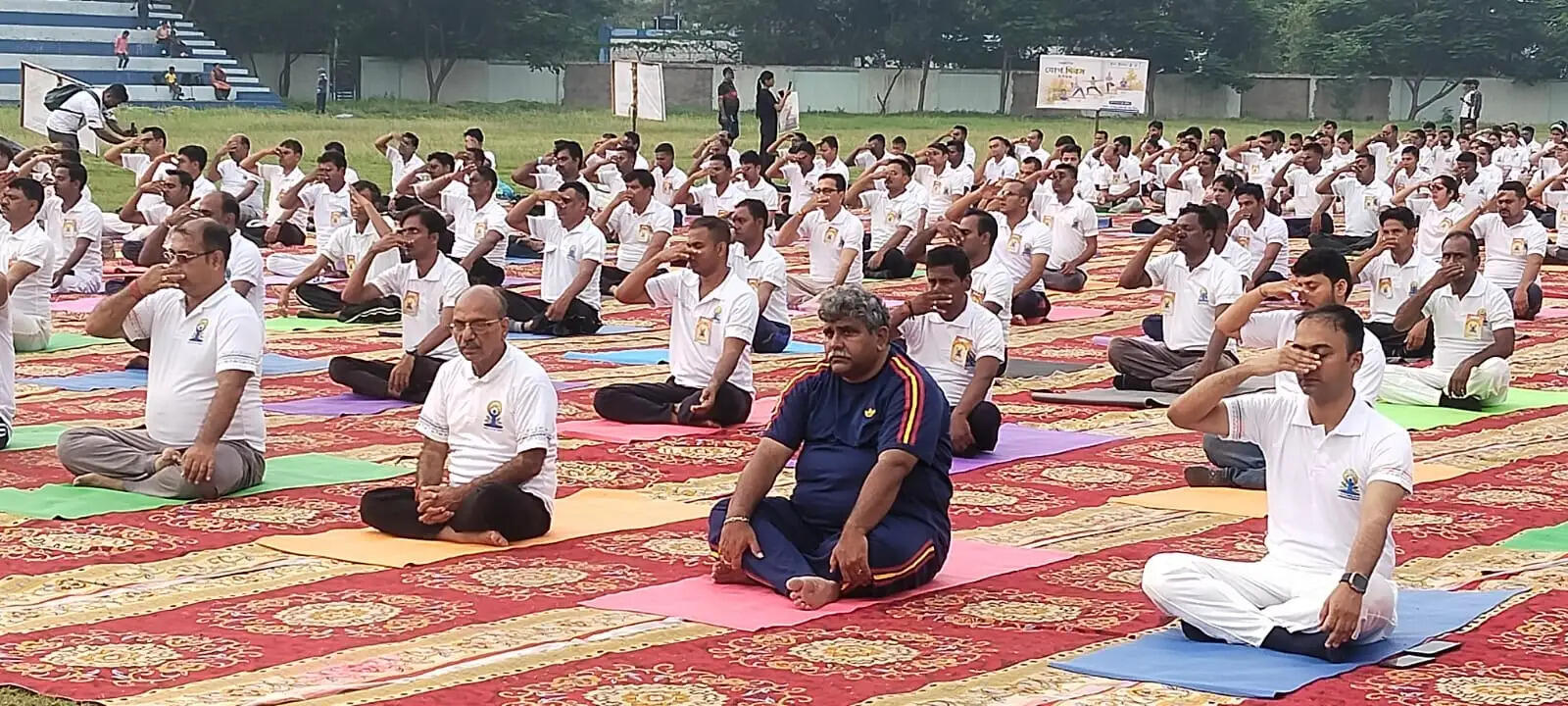 आसनसोल के पोलो मैदान में हजारों लोगों ने किया सामूहिक योगाभ्यास