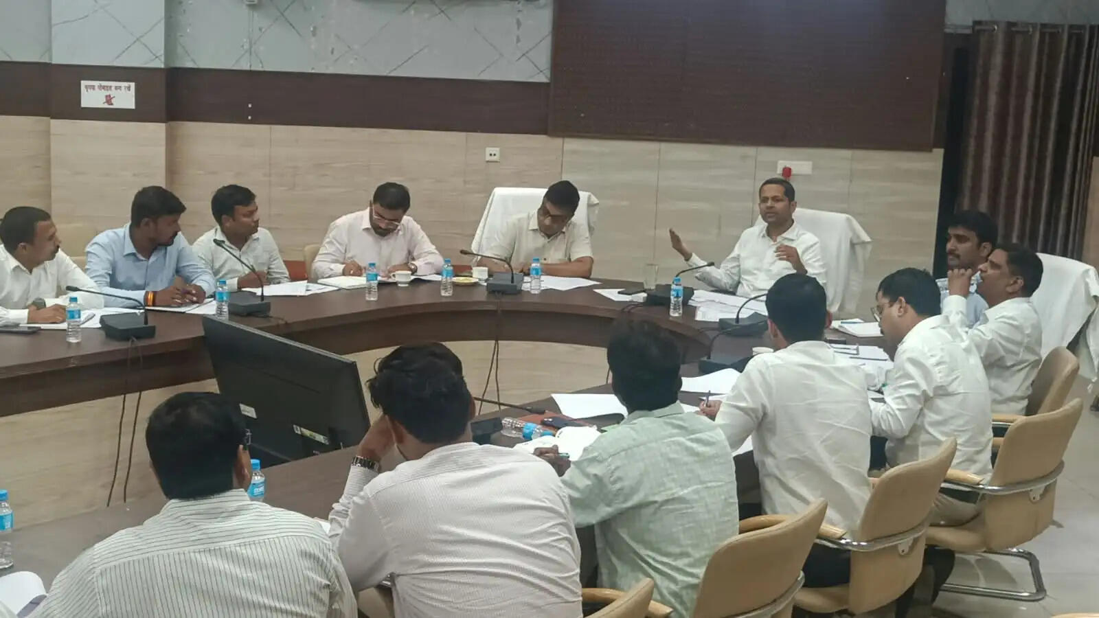 कौशल विकास योजनाओं की प्रगति तेज करने के निर्देश, युवाओं को रोजगार से जोड़ने पर जोर