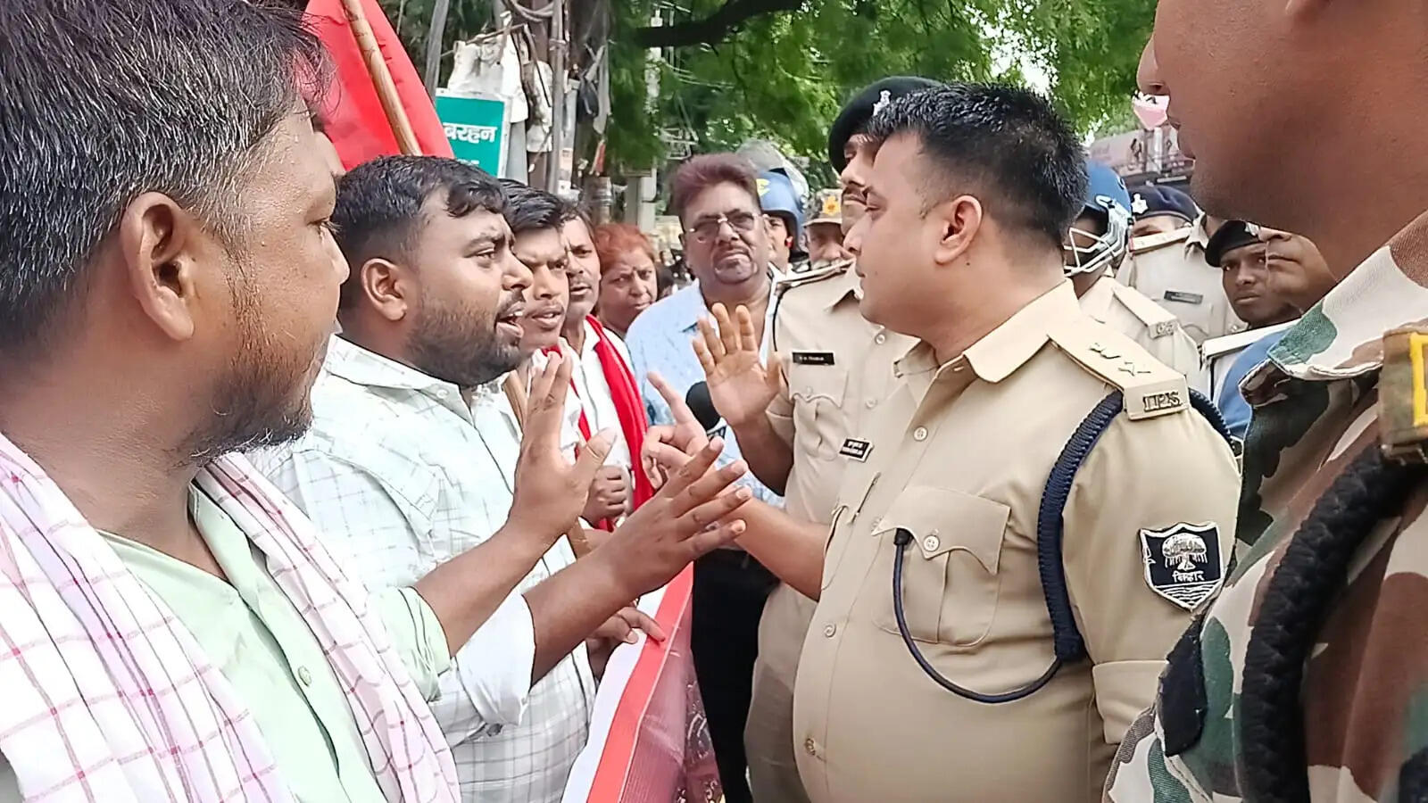 बिहार बंद बेअसर: प्रशासन की सख्ती के कारण जनजीवन रहा सामान्य