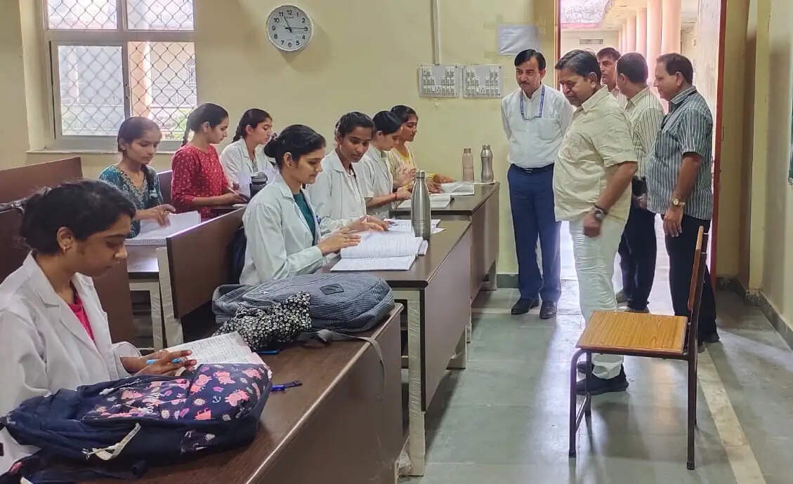 आयुर्वेद विश्वविद्यालय के कुलगुरु ने किया विद्यार्थियों से वन-टू-वन संवाद