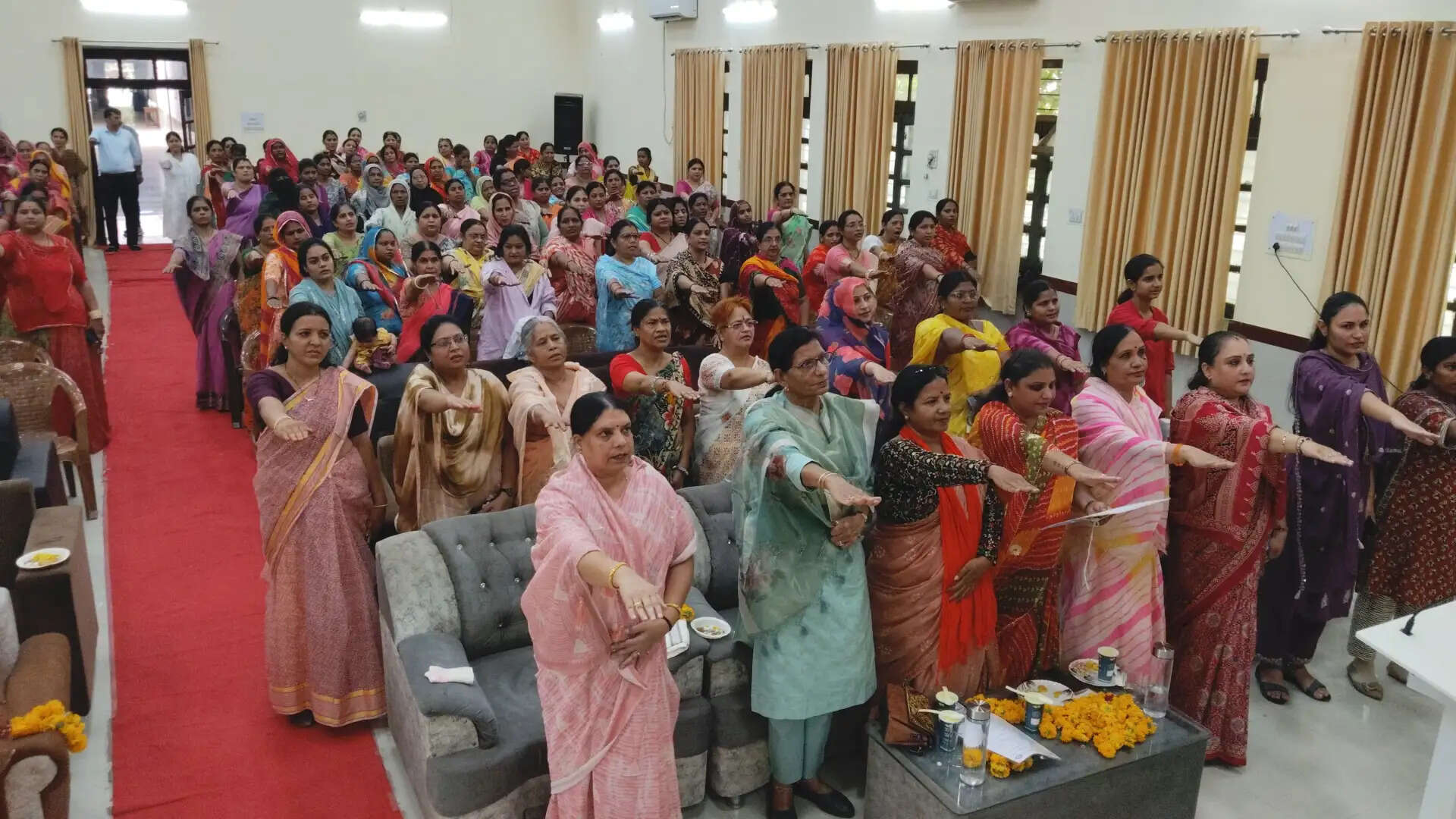 नारी चौपाल में महिलाओं को दी अधिकारों की जानकारी