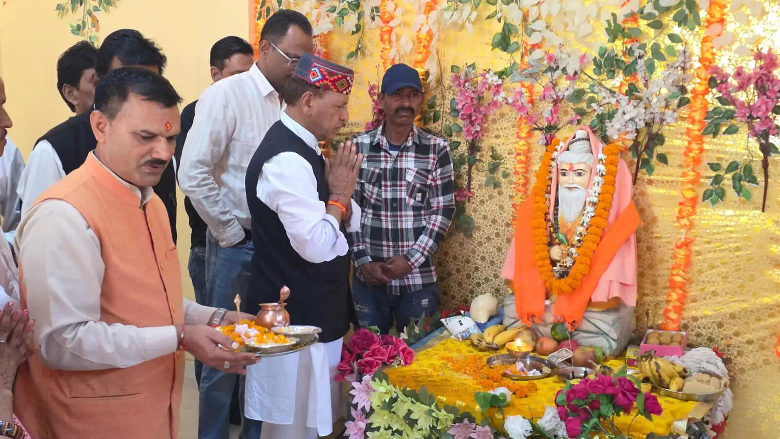 महर्षि वाल्मीकि जयंती पर मंदिर पहुंचे डॉ. बिंदल, पूजा-अर्चना कर समाज में सुख-शांति और सद्भाव की कामना की