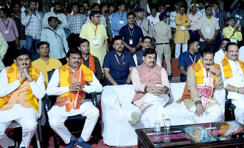 मप्रः मुख्यमंत्री डॉ. यादव ने गायत्री धाम में मलखंभ की रोमांचक प्रस्तुति का किया अवलोकन