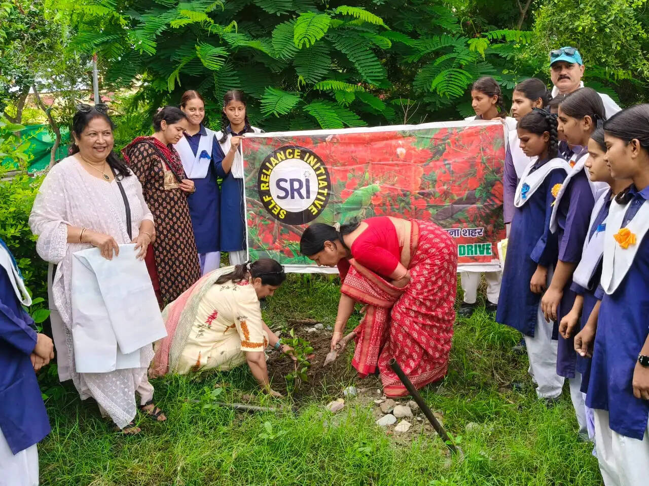 'आओ,धरती को फिर से हरा करें' अभियान के तहत छात्राओं ने किया पौधारोपण